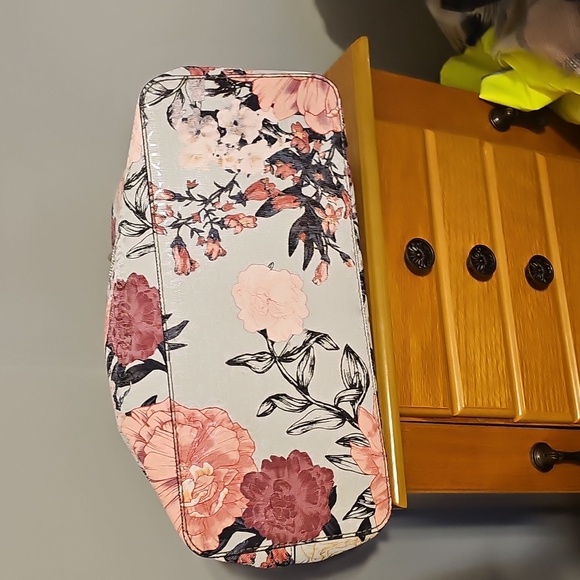 Guess Floral Purse - Picture 8 of 11